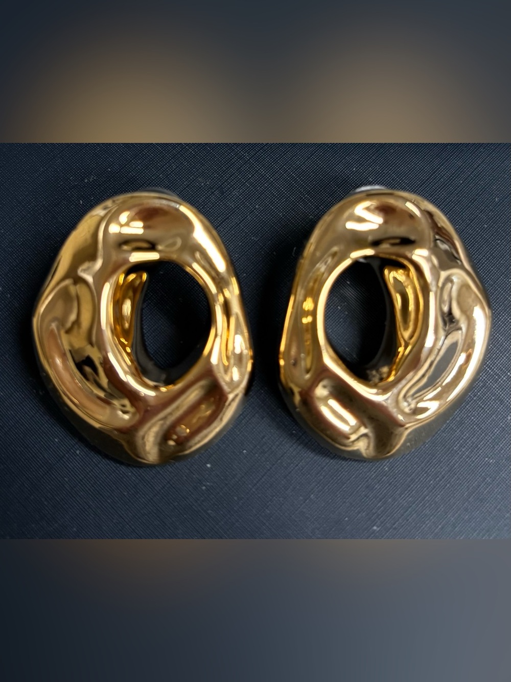 Freeform hammered gold tone earrings - NWOT